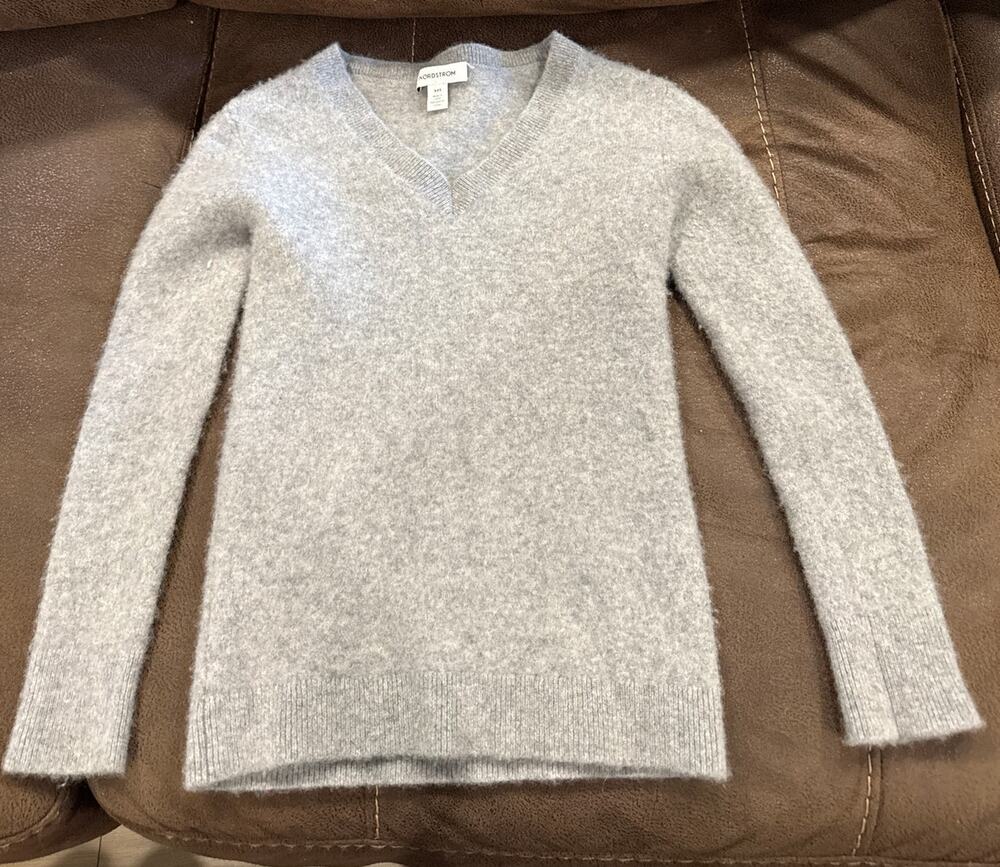 Nordstrom V-Neck 100% Cashmere Sweater Women's XXS Light Grey